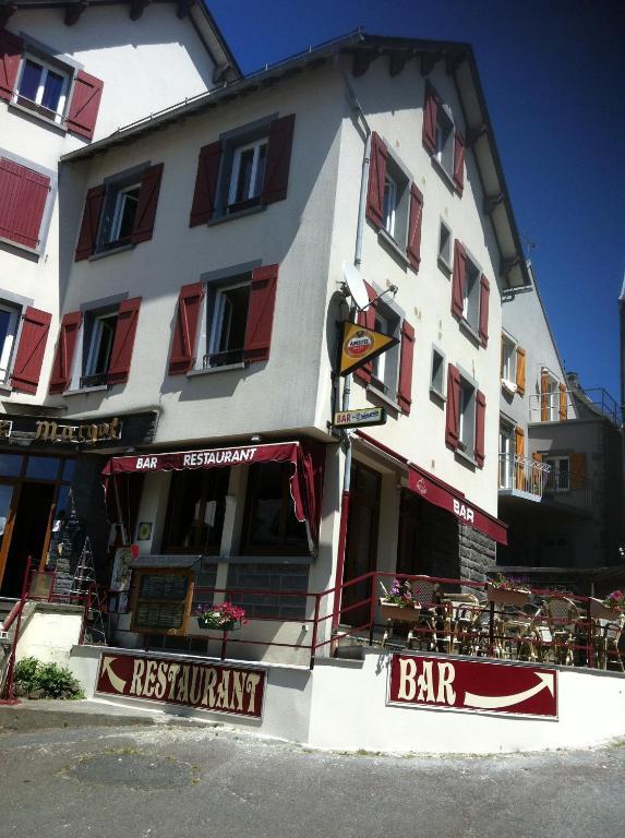 Hotel Restaurant La Reine Margot La Tour d'Auvergne Bagian luar foto