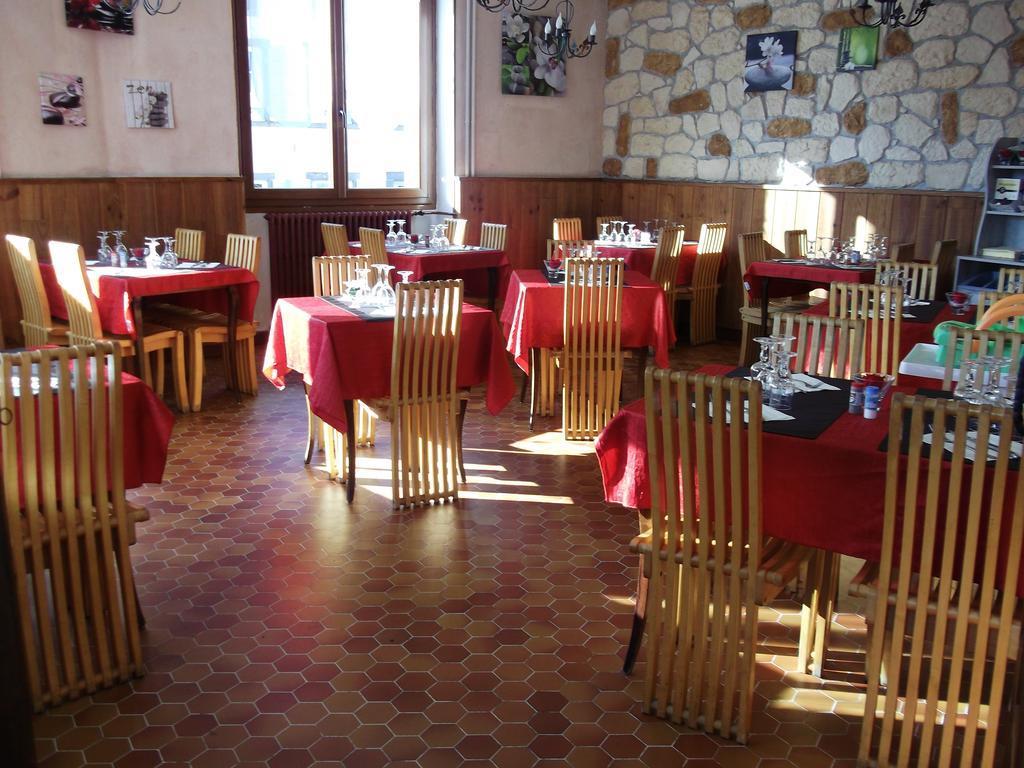 Hotel Restaurant La Reine Margot La Tour d'Auvergne Bagian luar foto